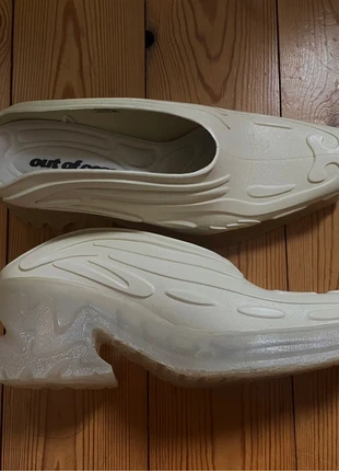 Sabots Bershka OutOfCore crème style futuriste cow-boy à semelle transparente, merk: Bershka, staat: Nieuw zonder prijskaartje, maat: 38.5, € 55,00, € 58,45 inclusief Kopersbescherming