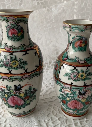 Paire de vases chinois en porcelaine – décor Familly Rose dorure et fleurs (15–16 cm), marque: chinoise, état: Très bon état, 25,00 €, 26,95 € Protection acheteurs incluse