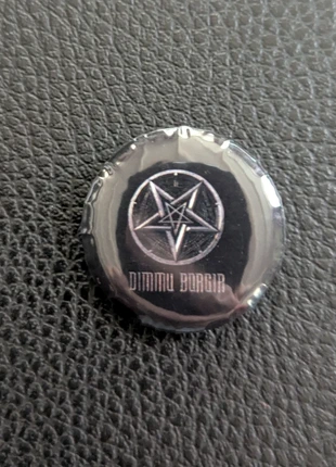 Dimmu Borgir button – wit-zilverkleurig logo op zwarte achtergrond – 25mm, brand: Dimmu Borgir, condizioni: Nuovo senza cartellino, €1.50, €2.28 include la Protezione acquisti