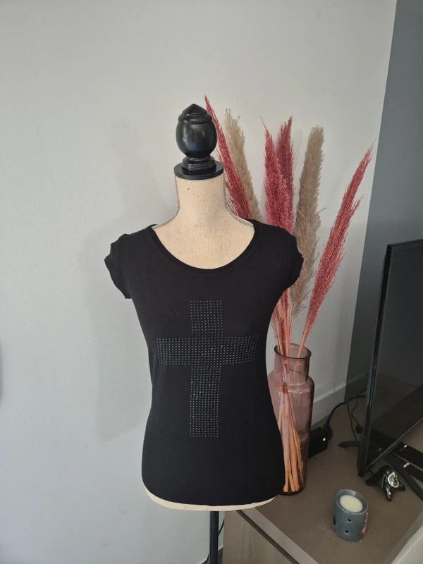 Joli tee-shirt noir à strass