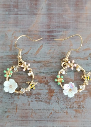 Boucles d'oreilles fleurs et abeille qui butinne, état: Neuf sans étiquette, 5,50 €, 6,48 € Protection acheteurs incluse