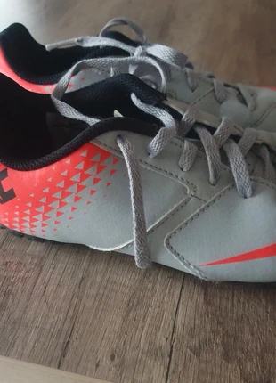 Chaussures de foot de salle Nike gris et rouge p36, brand: Nike, condition: Good, size: 36, €6.00, €7.00 includes Buyer Protection