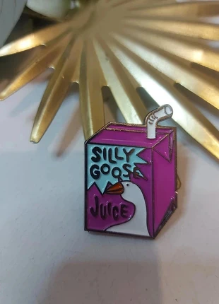 Broche pin's oie rigolotte sidonie brique de jus, brand: vintage kawai, condition: Very good, €6.90, €7.95 includes Buyer Protection