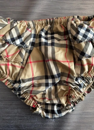 Burberry bloomer / short met ruffles, merk: Burberry, staat: Nieuw zonder prijskaartje, maat: 12-18 maanden / 80 cm, € 25,00, € 26,95 inclusief Kopersbescherming