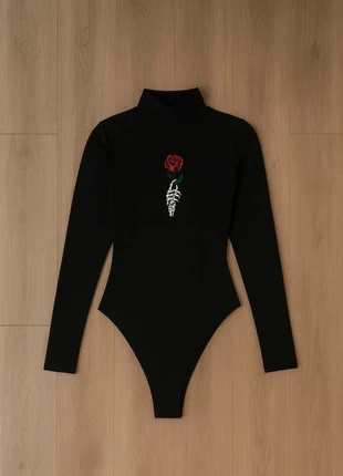 Body noir gothique à manches longues avec rose rouge brodée, col montant, brand: Noir, condizioni: Ottime, taglia: S / IT 40 / EU 36, €35.00, €37.45 include la Protezione acquisti