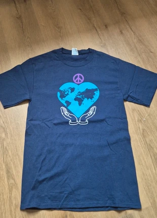 T-shirt bleu Peace & World – Imprimé globe en forme de cœur Unisexe, marke: Port & Company, zustand: Sehr gut, größe: S, 7,00 €, 8,05 € beinhaltet Vinted-Käuferschutz Pro