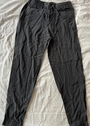 Pantalon fluide couleur gris-taupe H&M, marke: H&M, zustand: Sehr gut, größe: XS / 34 / 6, 3,50 €, 4,38 € inklusive Vinted-Käuferschutz