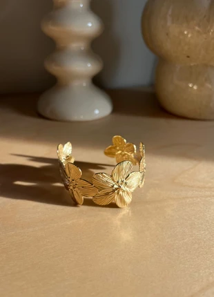 Bracelet manchette doré à fleurs, marke: Boutique indépendante, zustand: Neu, mit Etikett, 10,00 €, 11,20 € inklusive Vinted-Käuferschutz