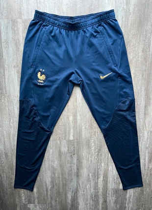 Pantalon Survête Jogging Nike France | Taille M | Bleu logo brodé, marque: Nike, état: Très bon état, taille: M, 25,00 €, 26,95 € Protection acheteurs incluse