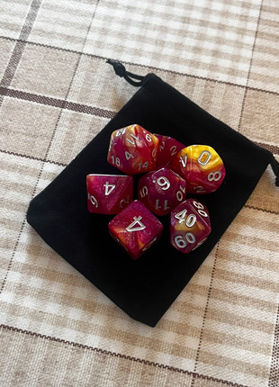 Set dadi D&D magenta giallo bianco, marca: D&D, estado: Novo sem etiquetas, €6.00, €7.00 inclui Proteção do Comprador
