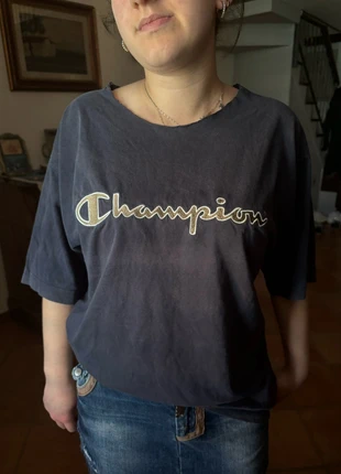 t-shirt vintage Champion baggy blu e oro, brand: Vintage Dressing, condizioni: Buone, taglia: M / IT 42 / EU 38, €3.00, €3.85 include la Protezione acquisti