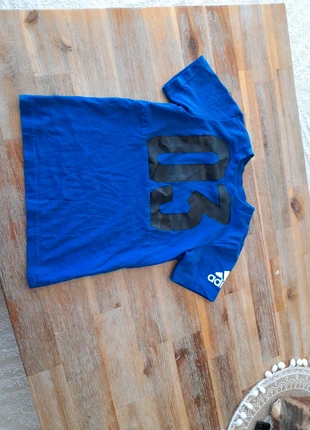 T-shirt Adidas 4 ans, brand: adidas, condizioni: Ottime, taglia: 4 anni / 104 cm, €2.00, €2.80 include la Protezione acquisti