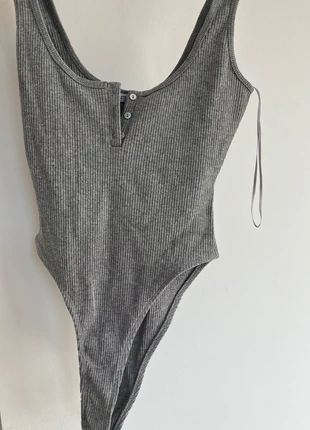 Body gris côtelé à bretelles - Zara, marque: Zara, état: Très bon état, taille: M / 38 / 10, 3,00 €, 3,85 € Protection acheteurs incluse