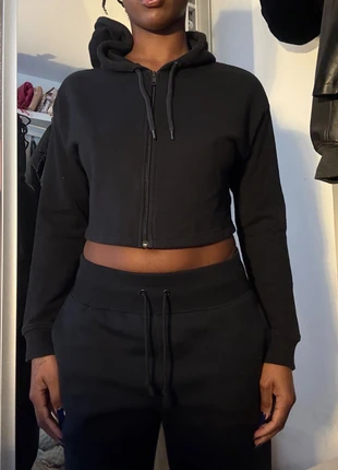 Sweat crop top noir à capuche, marque: Monki, état: Très bon état, taille: S / 36 / 8, 10,00 €, 11,20 € Protection acheteurs incluse