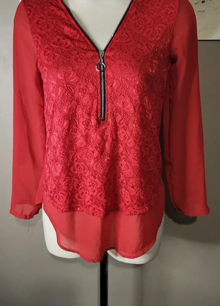 Blouse rouge en dentelle – Taille 36/38, marke: autre, zustand: Sehr gut, größe: S / 36 / 8, 5,50 €, 6,48 € beinhaltet Vinted-Käuferschutz Pro