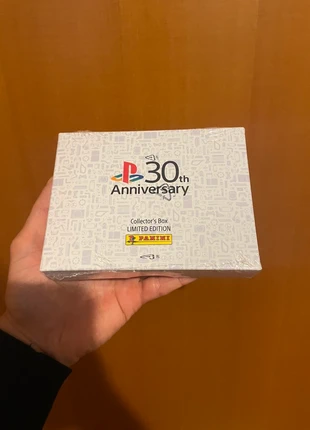 PlayStation 30th Anniversary Panini Collector’s Box, marca: PlayStation, estado: Novo com etiquetas, €76.90, €81.45 inclui Proteção do Comprador