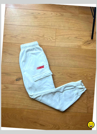 Jogging Nike TrackPant blanc logo rouge avec poches | Taille XS, marque: Nike, état: Bon état, taille: XS, 12,00 €, 13,30 € Protection acheteurs incluse