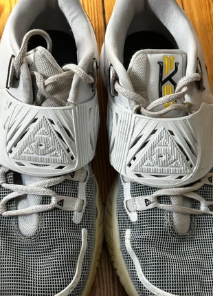 Chaussures de basket Nike Kyrie 3 low eclipse taille 42,5, merk: Nike, staat: Goed, maat: 42.5, € 27,50, € 29,58 inclusief Kopersbescherming