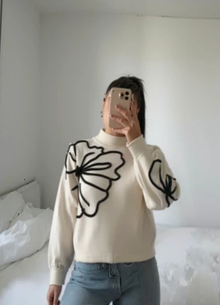 Pull Écru & sa Fleur Broderie Ligne Noire | Chic & Minimaliste, marque: Aesthetic, état: Très bon état, taille: S / 36 / 8, 39,00 €, 41,65 € Protection acheteurs (Pro) incluse