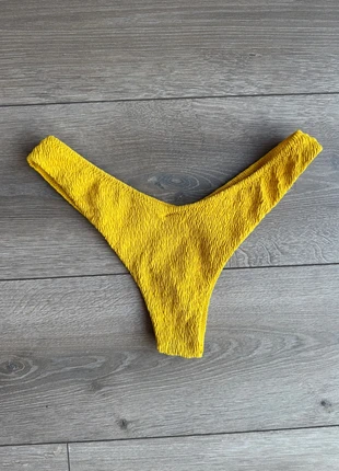 🌟 Bas de maillot de bain / Culotte texturée jaune 🌟, merk: Calzedonia, staat: Heel goed, maat: S / 36 / 8, € 3,00, € 3,85 inclusief Kopersbescherming