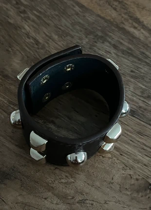 Brede kunstleren armband met studs, état: Très bon état, 5,00 €, 5,95 € Protection acheteurs incluse