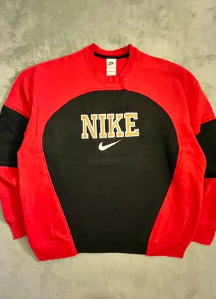 Sweat-shirt Nike Rouge & Noir avec Logo Or Nike et Swoosh Blanc brodé - taille XL, marke: Nike, zustand: Neu, größe: XL, 40,00 €, 42,70 € inklusive Vinted-Käuferschutz