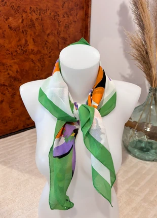 Foulard carré léger – imprimé floral coloré vert, orange & violet, marke: Vintage Boutique, zustand: Sehr gut, 11,00 €, 12,25 € beinhaltet Vinted-Käuferschutz Pro