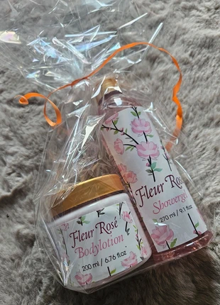 Fleur Rosè | Set | Geschenkset | Neu | Showergel | Bodylotion | DM | Körperpflege, merk: DM, staat: Nieuw met prijskaartje, € 2,00, € 2,80 inclusief Kopersbescherming