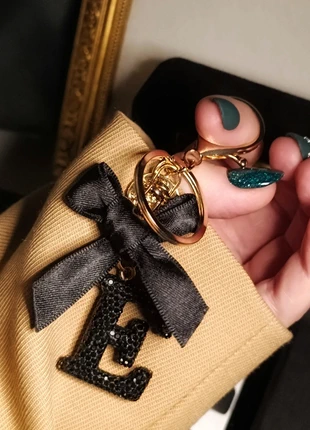 Porte-clés Lettre E noir élégant 🎀, staat: Nieuw met prijskaartje, € 8,90, € 10,05 inclusief Kopersbescherming