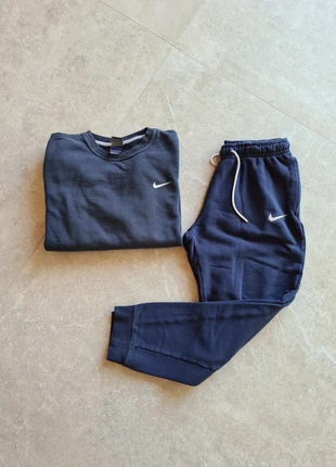 Tuta Nike blu scuro – felpa L, pantaloni M, autentica, ottime condizioni, brand: Nike, condizioni: Ottime, taglia: M, €60.00, €63.70 include la Protezione acquisti