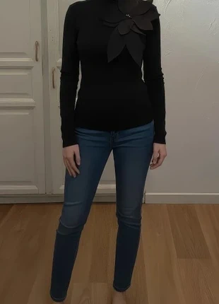 Haut noir chic à col montant avec grande fleur 3D, style minimaliste – taille S, marke: VelvetNoir Atelier, zustand: Sehr gut, größe: S / 36 / 8, 34,90 €, 37,35 € beinhaltet Vinted-Käuferschutz Pro