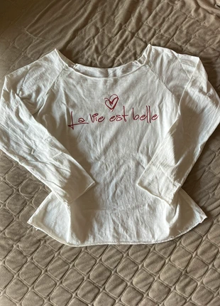 Y2k off shoulder French Chic “La Vie Est Belle” Top – White Long Sleeve with Burgundy Script, marca: Vintage Dressing, estado: Bom, tamanho: M / 38 / 10, €3.00, €3.85 inclui Proteção do Comprador
