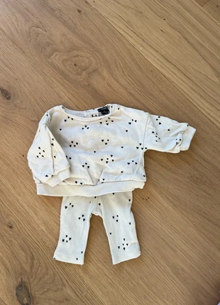 Ensemble petits cœurs, marque: Kiabi, état: Bon état, taille: Jusqu'à 1 mois / 50 cm, 4,00 €, 4,90 € Protection acheteurs incluse