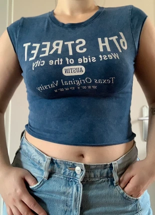 Dark blue graphic baby tee with raw edges, condizioni: Nuovo senza cartellino, taglia: M / IT 42 / EU 38, €1.95, €2.75 include la Protezione acquisti