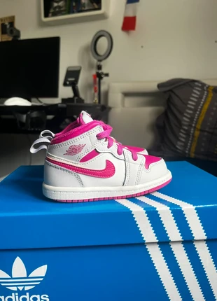 Nike Air Jordan 1 Mid bébé / enfant - Blanc et Rose - Pointure 23.5, marca: Nike, estado: Muito bom, tamanho: 23, €25.00, €26.95 inclui Proteção do Comprador