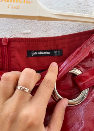 Falda corta efecto charol rojo, marque: Stradivarius, état: Très bon état, taille: M / 38 / 10, 5,00 €, 5,95 € Protection acheteurs incluse