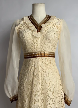 70s Robe longue vintage en dentelle crème romantique théâtre, brand: Vintage Dressing, condizioni: Ottime, taglia: XS / IT 38 / EU 34, €60.00, €63.70 include la Protezione acquisti