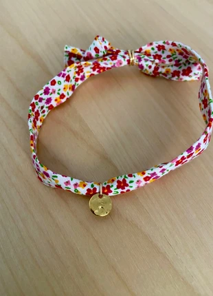 Bracelet en tissu fleuri avec breloque martelée acier inoxydable doré, brand: Boutique indépendante, condition: Very good, €4.00, €4.90 includes Buyer Protection