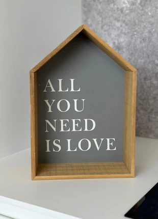 Decoratief houten huisje wandbord – All You Need Is Love – Grijs/Wit – Scandinavisch/Modern – 30 cm, staat: Heel goed, € 2,99, € 3,84 inclusief Kopersbescherming
