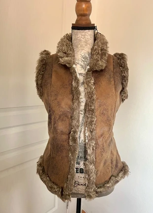 Veste sans manches marron fausse fourrure taille 14ans neuve avec étiquette, merk: Tisaia, staat: Nieuw met prijskaartje, maat: 14 jaar / 164 cm, € 8,00, € 9,10 inclusief Kopersbescherming