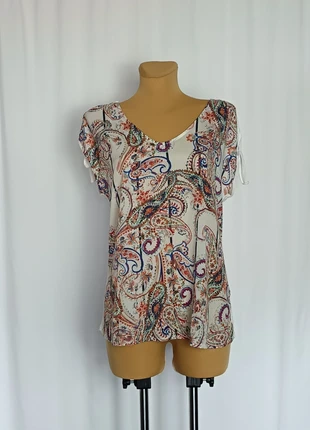 T-shirt blanc avec noeud au bout des manches à motif paisley multicolore Camaïeu Taille L - H143, marque: Camaïeu, état: Bon état, taille: L / 40 / 12, 5,00 €, 5,95 € Protection acheteurs (Pro) incluse