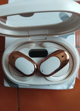 New bluetooth earphones in charger box, marque: TWS, état: Neuf sans étiquette, 12,00 €, 13,30 € Protection acheteurs incluse