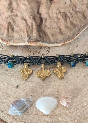 Makramee Armband mit Messinganhängern und Türkisperlen, merk: Lunaddict Creations, staat: Nieuw met prijskaartje, € 12,00, € 13,30 inclusief Kopersbescherming