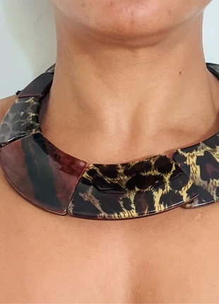 Gros collier ras du cou résine imprimé léopard Mango, merk: Mango, staat: Nieuw zonder prijskaartje, € 18,00, € 19,60 inclusief Kopersbescherming
