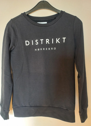 Distrikt zwarte sweater XS, marque: Distrikt, état: Très bon état, taille: XS / 34 / 6, 4,00 €, 4,90 € Protection acheteurs incluse