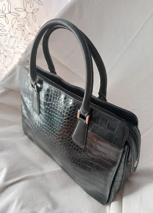 Bolso amplio de piel labrada en color negro., staat: Heel goed, € 18,00, € 19,60 inclusief Kopersbescherming