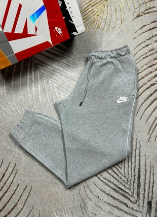 Jogging Nike gris clairs logo imprimer blanc à relief, brand: Nike, condizioni: Ottime, taglia: S, €28.00, €30.10 include la Protezione acquisti Pro