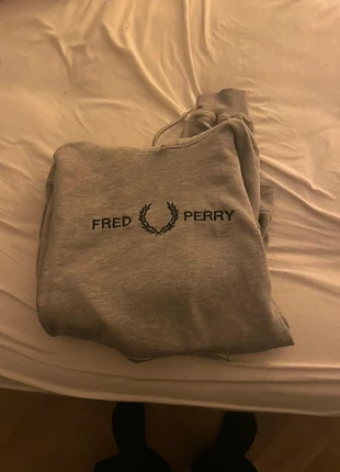 Grijze hoodie Fred Perry, marque: Fred Perry, état: Bon état, taille: M, 30,00 €, 32,20 € Protection acheteurs incluse