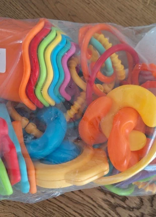 Zak vol met babyspeelgoed, staat: Heel goed, maat: 9-12 maanden / 74 cm, € 2,50, € 3,33 inclusief Kopersbescherming