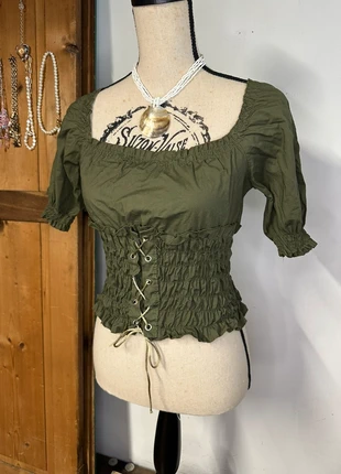 Top court froncé et lacé vintage vert kaki 90s, marke: Vintage, zustand: Sehr gut, größe: M / 38 / 10, 12,00 €, 13,30 € beinhaltet Vinted-Käuferschutz Pro